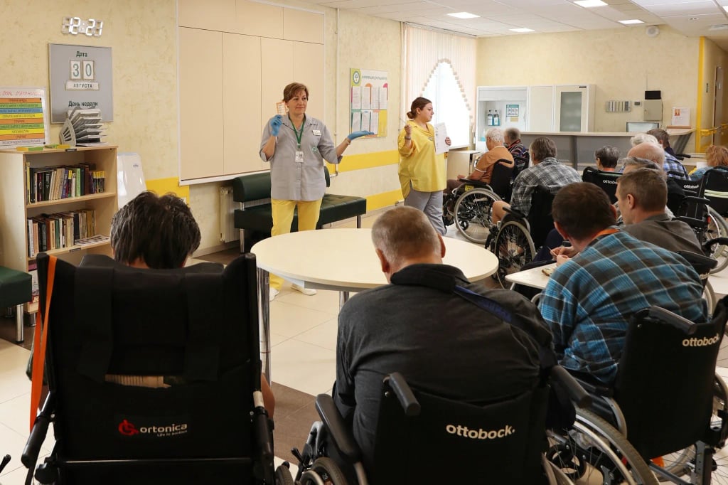 Логопеды проводят групповое занятие с пациентами